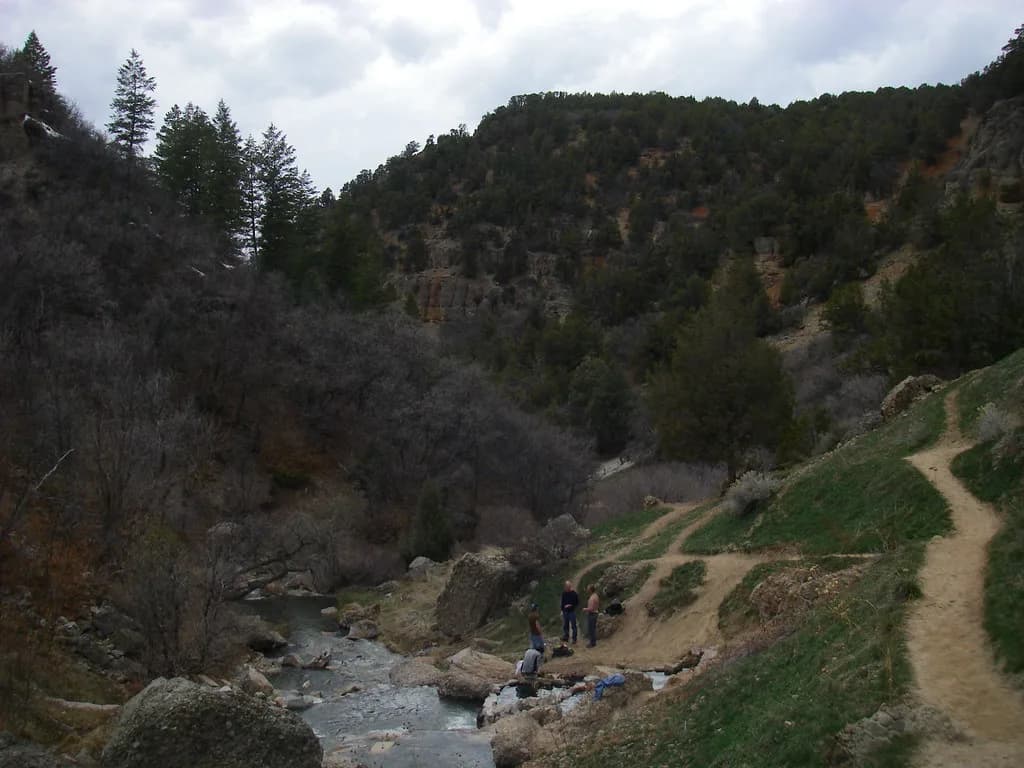 Crystal Hot Springs, Utah: Pools vs Camping Guide