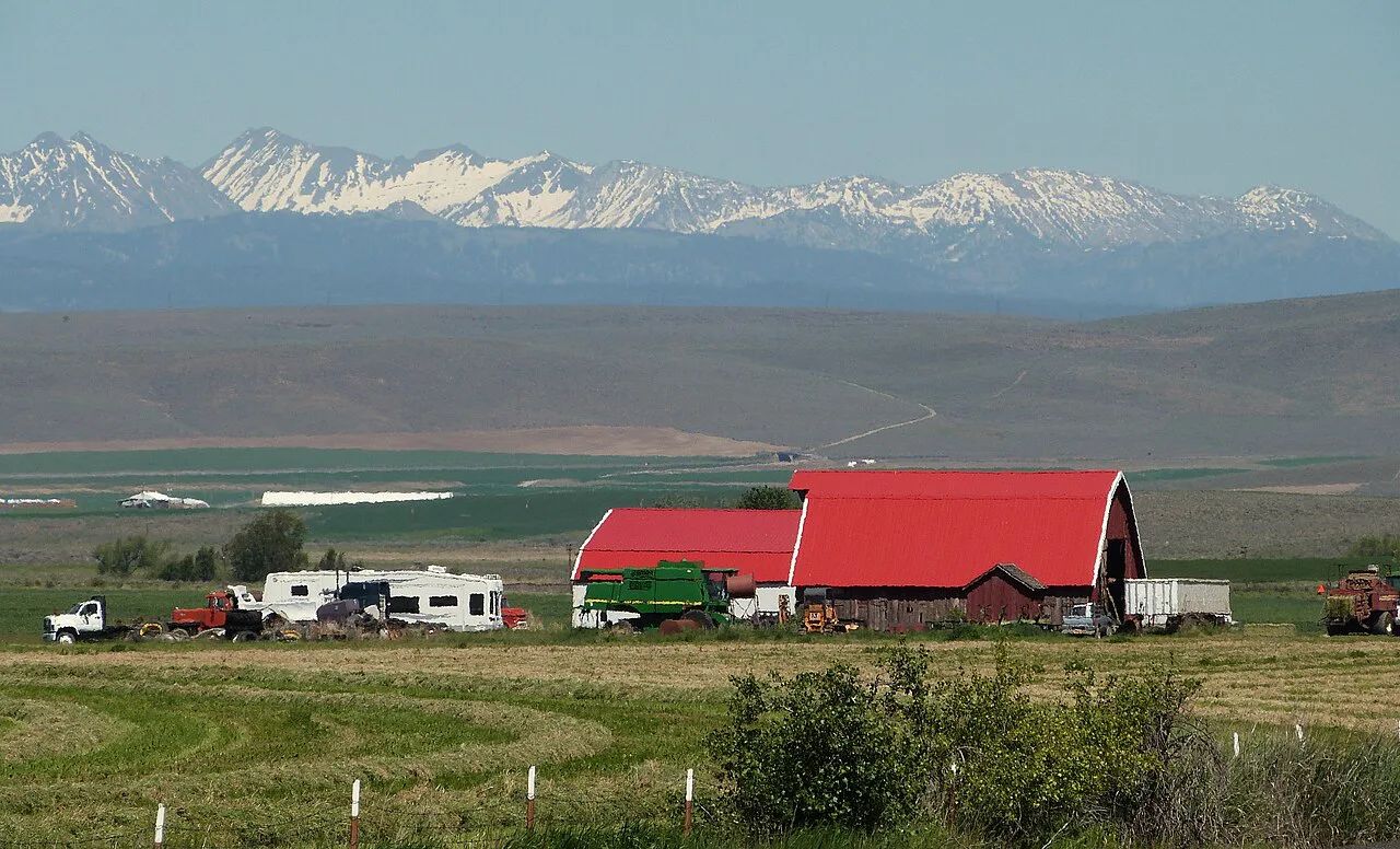 Farm and mountains - Baker County Oregon, near Radium Hot Springs, Oregon